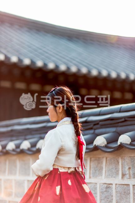 한복,전통의상,댕기머리,치마,저고리,여자,여인,fashion,패션,gown,겉옷,robe,옷,female,person,사람,human,인간,woman,여성,dress,드레스,clothing,의류,apparel,의복,기와집,전통가옥,전주한옥마을,한옥,돌담,담장,옆모습,역광,햇살,햇빛,한복,한국전통의상,hanbok,korean traditional clothes