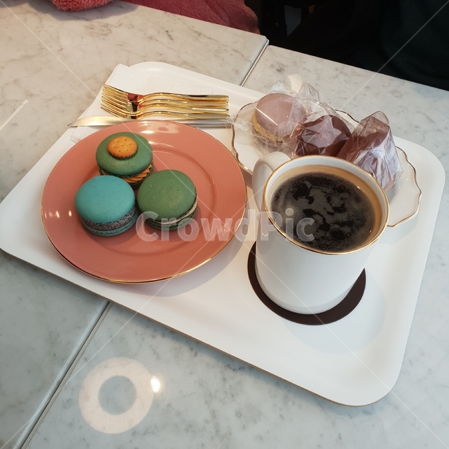 휴식,카페,마카롱,커피,여유,분위기,컵,cafe,coffee,포크,접시,탁자,rest,아메리카노,힐링,healing,음식,커피한잔,테이블