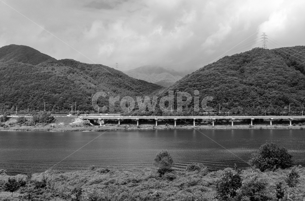 가평,북한강,운두산,강변,산과강,금수강산,산경,자연,풍경,들판,나무,산,흐림,물결,자연경관,산맥,청평,대성리,물줄기,산촌,야외,옥외,식물,강,하천,흐름,구름,날이갬,맑음,다리,고가도로,길,도로,교통,차량,흑백,모노톤,monochrome,black and white