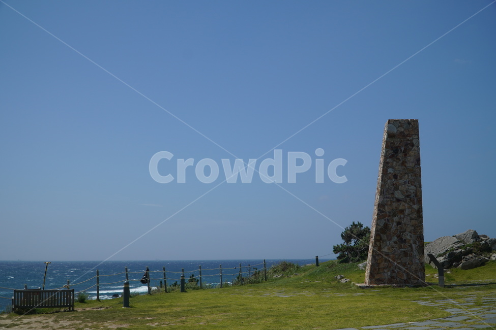 하늘,바다,건축물,잔디,의자,벤치,돌,나무,sky,sea,structure,building,blue,green,grass,bench,chair,tree,rock