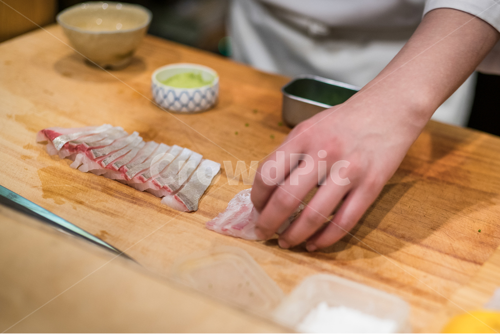 스시,초밥,일식,신선,회,해산물,일본음식,요식업,요리사,주방,날것,sushi,일식당,어류,사람,인물,인간,human,person,신체일부,몸,body,음식,식재료,요리,food,cook,meal,dishes,food reserves,일식,일본음식,일본요리,Japanese food,Japanese dishes,Japanese meal,Japanese cook