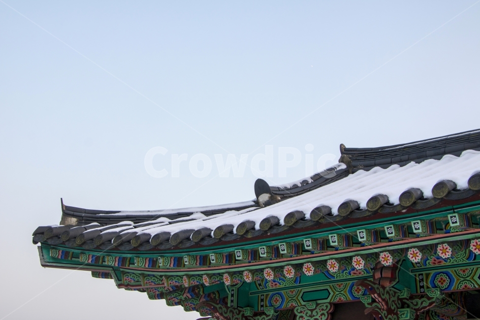 사진,단독사진,디자인,소스,포토,사진자료,배경,배경사진,풍경,한국,전통,민속,사찰,절,불교,종교,하늘,기와,기와집,푸른하늘,전통가옥,한옥,건축,건축물,건축양식,기와지붕,지붕,동양,단층,눈,겨울,겨울,계절,winter,season,한국전통,한국문화,korean traditional,korean culture,건축물,건물외관,exterior,building,structure,architecture,construction