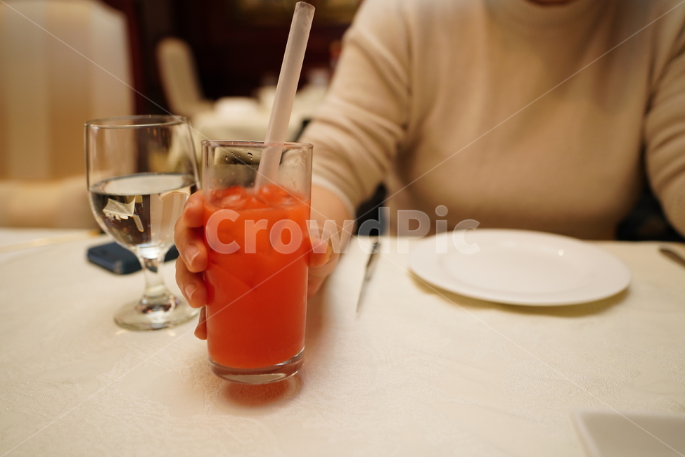 유리,글라스,잔,glass,물,마실거리,쥬스,음료,beverage,마실것,drink,사람,음료수,drink,beverage