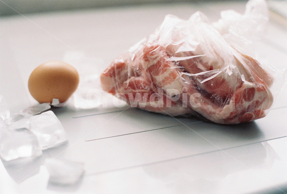 얼음,고기,계란,비닐포장,아이스,생고기,재료,음식,food,돼지고기,삼겹살,pork,ice,egg,구성,연출,햇살,테이블,raw,날것의,음식,식재료,요리,food,cook,meal,dishes,food reserves,육류,고기,meat