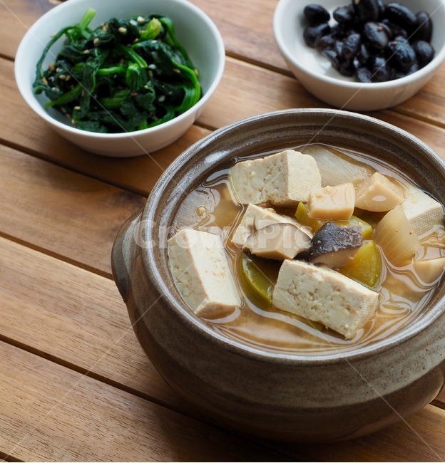 hot food,Ttukppaegi soybean paste stew,Drop out,Korean,Korean culture,soy bean paste soup,food,food culture,side dish,korea,Asia,background,wellbeing,culture,Korean food,Asian food,Soup food,tradition,cooking,tofu