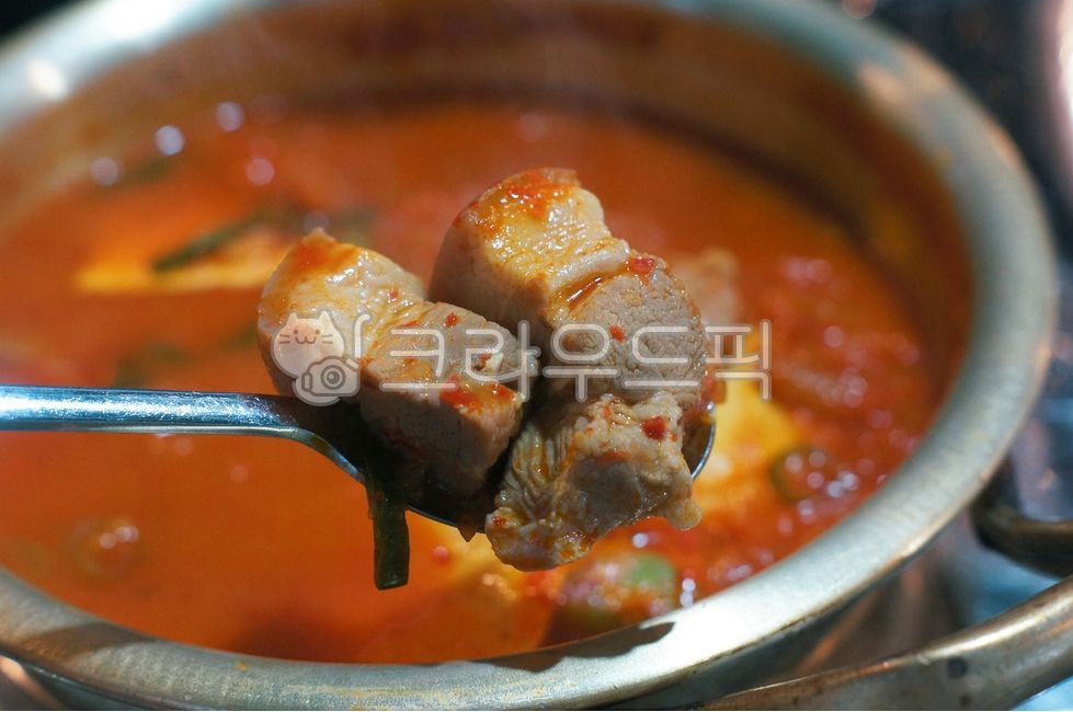 김치찌개,kimchistew,김치전골,kimchijjigae,spicystew,nickelsilver,양푼이,양푼냄비,nickelpot,porkstew,meatstew,돼지김치찌개,음식,food,요리,플레이팅,foodpresentation,plating