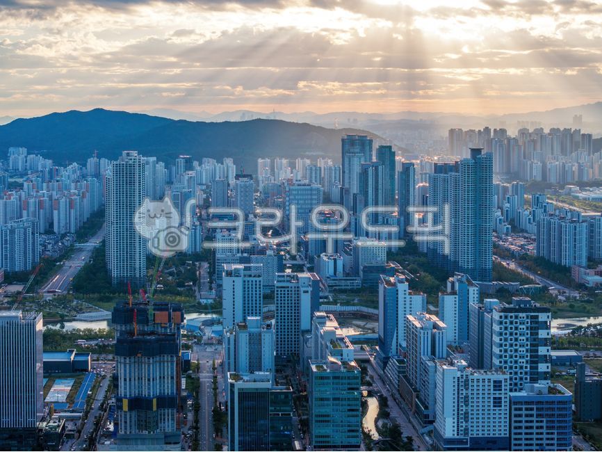 Cheongna International City,Cheongna-dong,Cheongna District,Apartment,Incheon City,Building,High-rise Building,City,Downtown,Residential Area,Residence,Building,Cloud,Light Down,Morning,Incheon,Cheongna New Town,Cityscape