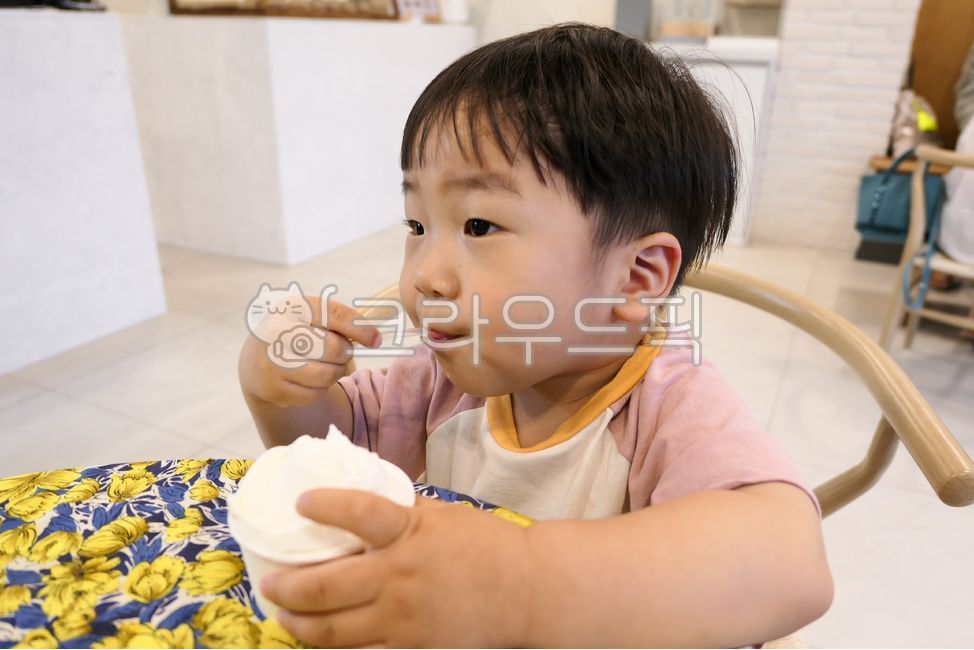 small,Character,kid,cute,food,nectarous,ice cream,son,dessert,happiness,children,an Asian,person,Childhood,Little,Boys,baby,family,child