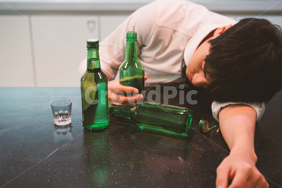 소주,알콜,음주,과음,숙취,술,술병,남성,남자,취객,회식,만취,소주병,사람,인물,인간,human,person,남성,남자,man,male,술,주류,alcohol