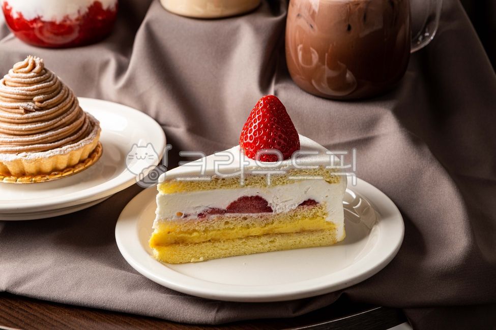 bread,crepe,Strawberry cake,piece of cake,fruit,snack,strawberry,cream,confectionery,fresh strawberries,baking,cafe,whipping cream,dessert,piece,cake,Plating