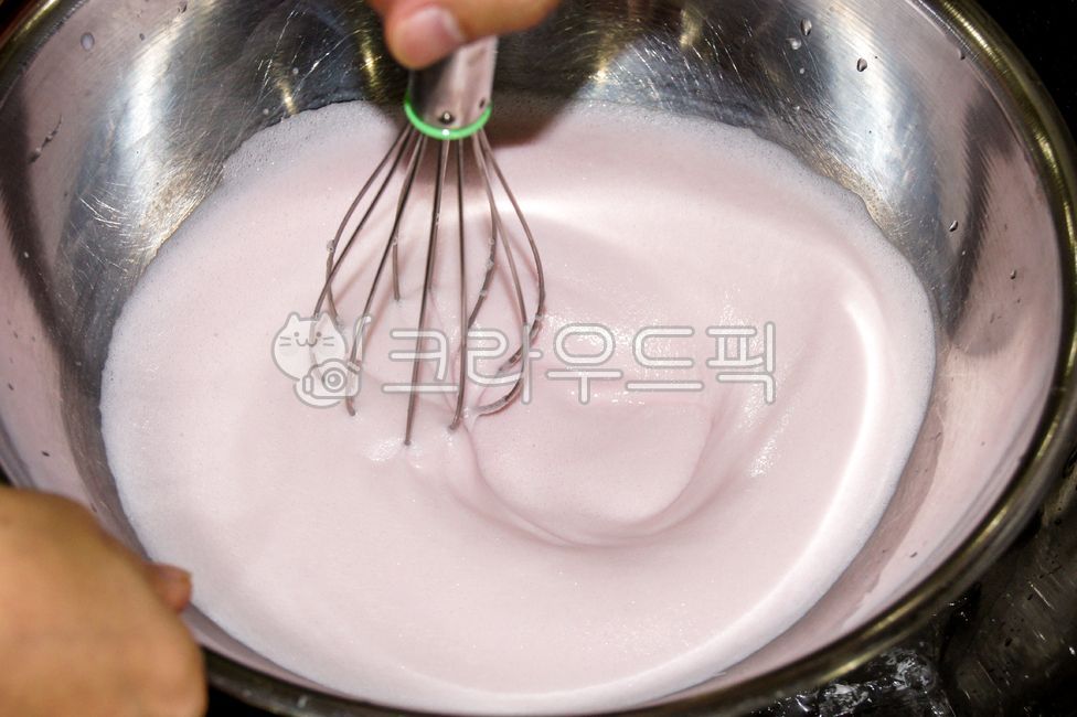 milk,Spice,Strawberry Milk,bowl,making ice cream,whisk