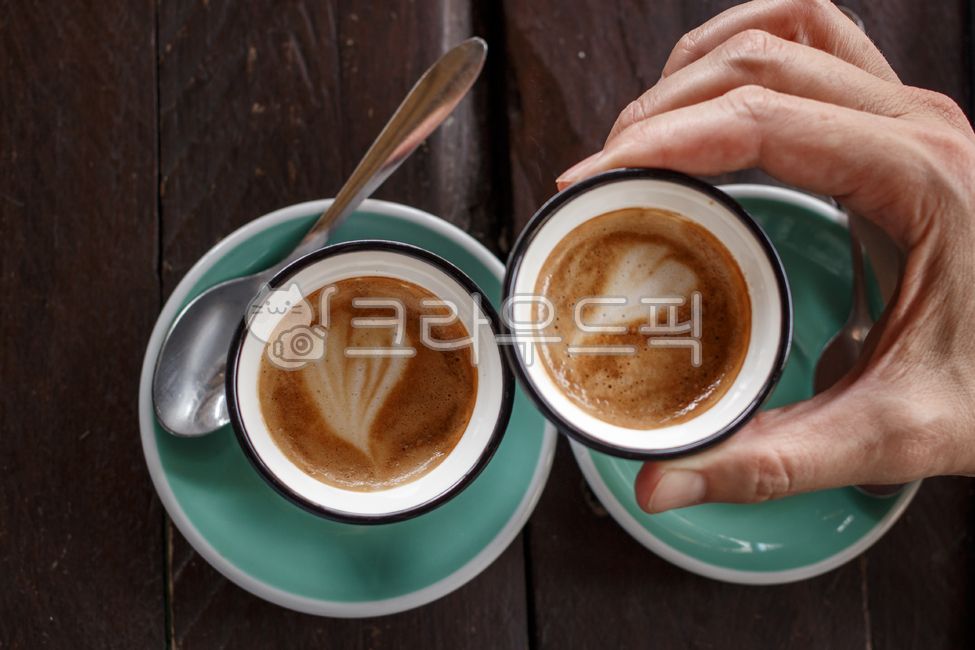 커피,커피잔,스푼,에스프레소,하트,커피타임,손,커피컵,coffeecup,cup,컵,latte,라떼,beverage,음료,drink,마시다,spoon,숟가락,person,사람,human,인간,hand,heart,espresso