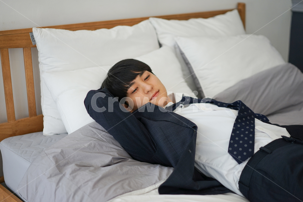 남성,남자,정장,휴식,퇴근,침대,침실,집,사람,인물,인간,human,person,남성,남자,man,male
