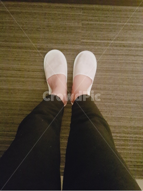 발,슬리퍼,다리,검정바지,몸