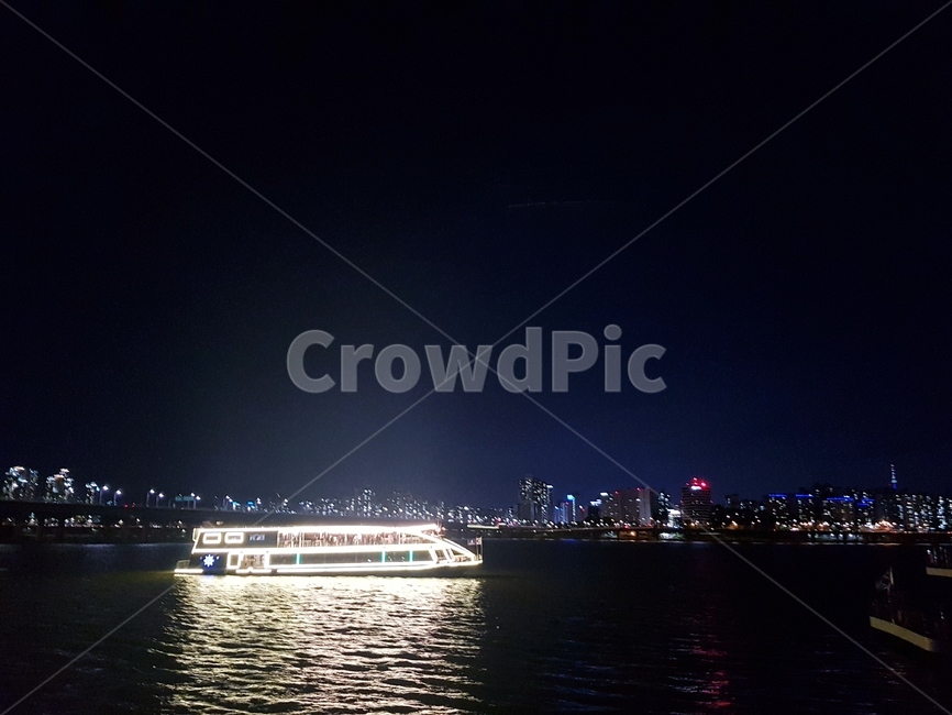 여의도한강공원,한강,유람선,밤하늘,아름다운전경,야경,밤,풍경,nightscape,night,landscape,도시,city,한국도시풍경,한국도시경관,korea cityscape,vehicle,차량,transportation,교통,boat,보트,ferry,나룻배