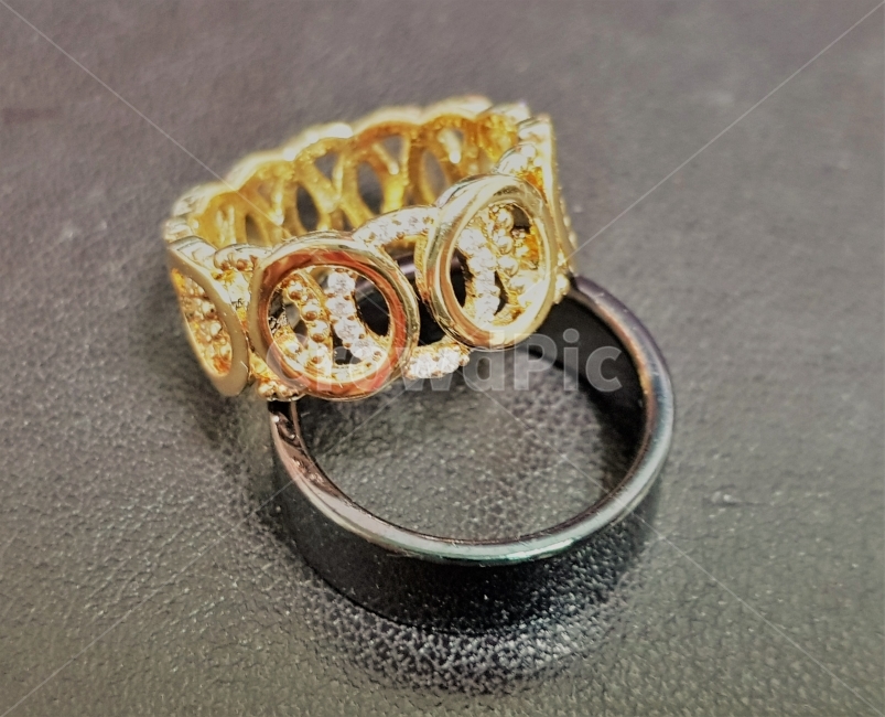 반지,악세사리,손가락,꾸미다,화려함,금,큐빅,이쁘다,여성,ring,Accessories,anornament,finger,Decorate,Magnificent,gold,Cubic,Gleam,Twinkle,반짝이다,반짝거리다,패션스타일,의상,fashion,style,사물,물건,오브젝트,thing,object,matter