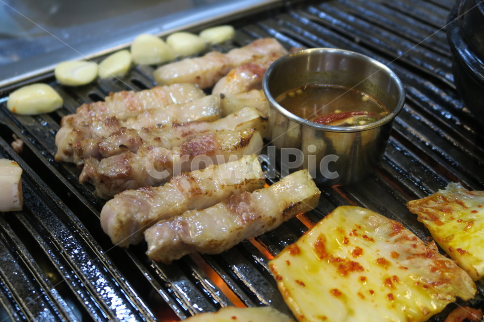 외식,흑돼지,고기구이,김치,마늘,불판,음식,요리,음식,식재료,요리,food,cook,meal,dishes,food reserves,육류,고기,meat