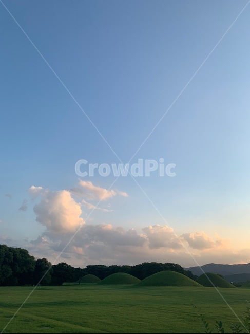 grassland,목초지,field,들,outdoors,옥외,nature,자연,경주,왕릉,릉,하늘,구름,자연,풍경,nature,landscape,한국자연풍경,한국자연경관,korea nature landscape