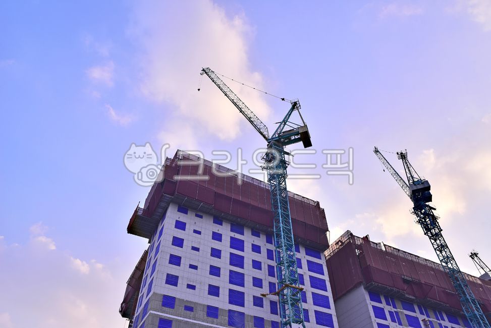 건설현장,건축현장,크레인,아파트건설현장,상가건축현장,주상복합빌딩,산업,기계,개발,태양,햇빛,sunlight,실루엣,그림자,도심재개발현장,아파트건축현장,건설업,건축업,현장,작업장,배경,industrial,바탕,백그라운드,야외,construction,옥외,아파트공사현장,재개발,주택단지,outdoors,철골,아시바,비계,신도시,대도시,도시,가림막,펜스,시티,신축공사,건설크레인,constructioncrane