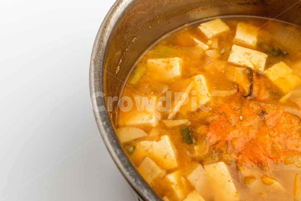 pepper,soup,boiled,soybean paste,Asian culture,sauce,green onion,hot,side dish,pot,Korean food,Asian food,cooking,tradition,mushroom,Umami,Korean culture,spicy,soy bean paste soup,delicious,food,Soup,meal,meat,braided,tofu