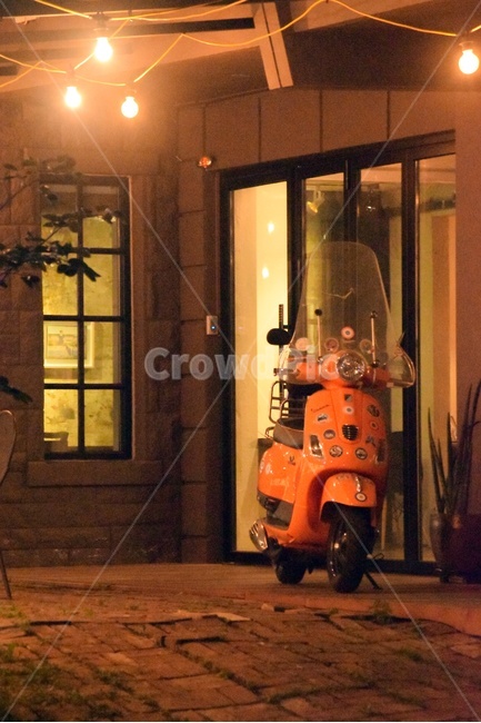 스쿠터,오토바이,주차,오렌지,베스파,조명,휴식,motorscooter,vehicle,motorcycle,transportation,vespa
