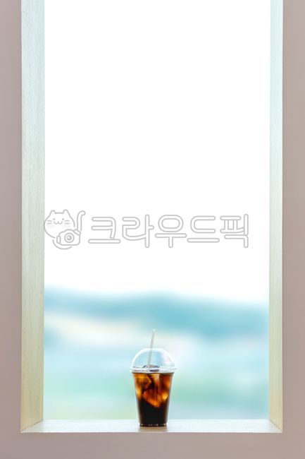 시원한,아이스아메리카노,아이스,아메리카노,커피,아이스커피,테이크아웃,스트로,빨대,얼음,카페인,음료,창가,창문,창틀,프레임,블러,초록색,야외,배경,플라스틱컵,일회용컵,일회용,플라스틱,컵,기포,액체,iced,americano,takeout,plastic,cup,cool,ice,cube,coffee,caffeine,window,panoramic,view,background,blur,frame