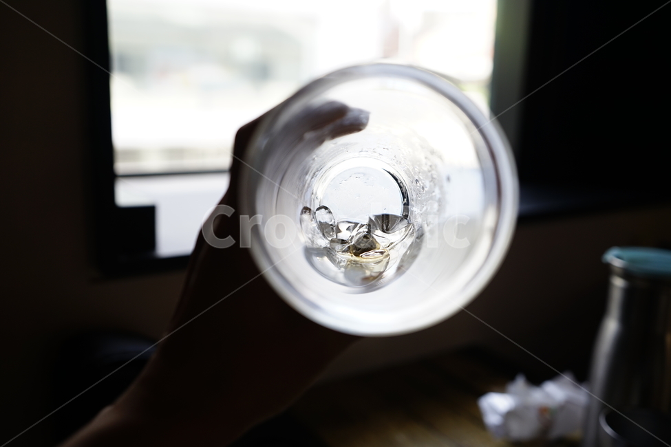 컵,얼음,물컵,ice,음료수,유리,잔,글라스,사람,인물,인간,human,person,신체일부,몸,body,사물,물건,오브젝트,thing,object,matter