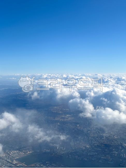 구름,하늘,구름위,구름위하늘,깨끗한하늘,파란배경,자연,맑음,맑은하늘,지구,대기권,대기,많은구름,cloud,sky,파란색,파란,맑은,깨끗한,청량한,절경,비행기하늘,대기권구름,여백,배경,항공뷰,항공,비행,공중