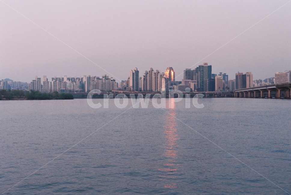 한강,해질녘,빛,필름사진,한강공원,도시,풍경,city,landscape,한국도시풍경,한국도시경관,korea cityscape,감성,sensible,feeling,색깔,색상,색채,색감,color sense,color sensitivity,feeling of color,metropolis,중심지,building,건물,시티,town,urban,어반,high rise,고층 건물
