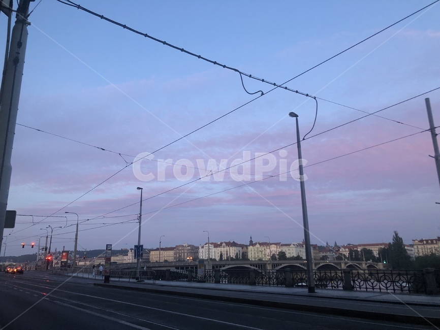 프라하,새벽,붉은구름,전깃줄,차없는거리,praha,prague,tram,dawn,cloud,street,electricwire,redclouds,체코,czech,다리,bridge,신호등,traffclight,해뜨기직전