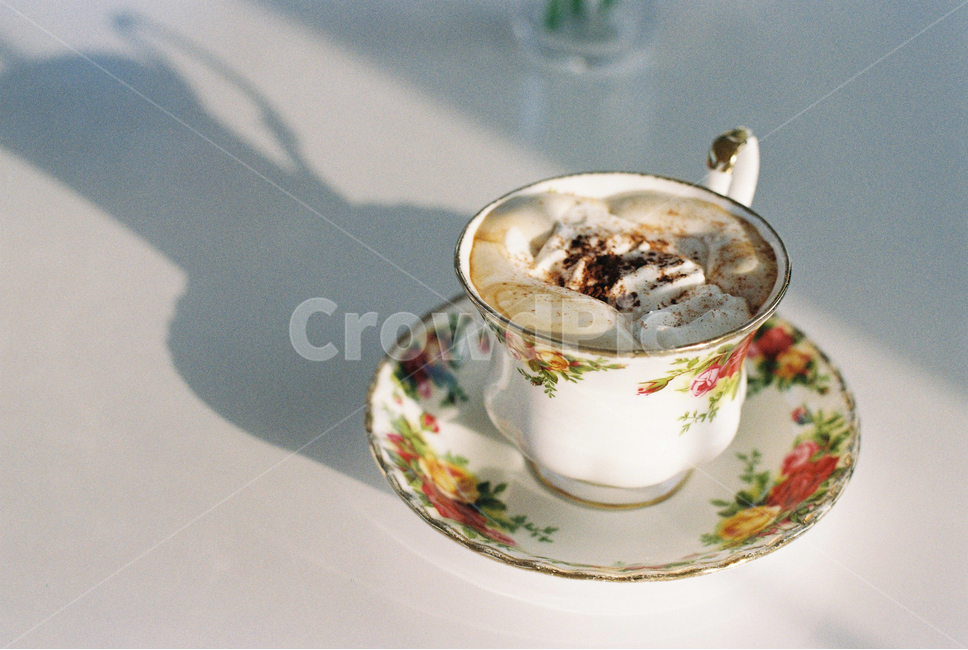 카페,커피,커피잔,테이블,필름,빛,그림자,emotion,coffee,cafe,film,커피,카페,coffee,cafe,감성,sensible,feeling,휴식,힐링,rest,relaxation,healing