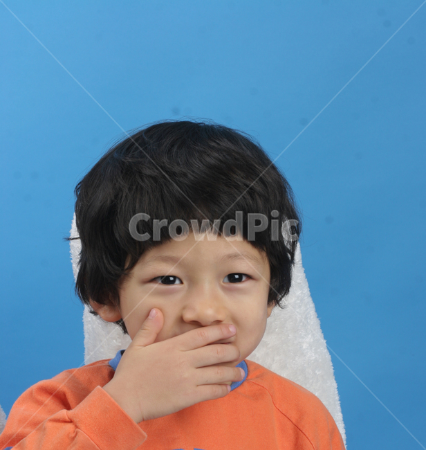 얼굴표정,남자아이,어린아이,미소,웃음,응시,관심,스마일,얼굴,사람,인물,인간,어린이,감정표현,수줍음,기분,kid,smile,human,boy,person,facial,expression,child,children,feeling,face,emotion,사람,인물,인간,human,person,얼굴표정,facial expression,face,어린이,어린아이,child,children,kid,감정표현,기분,feeling,emotion