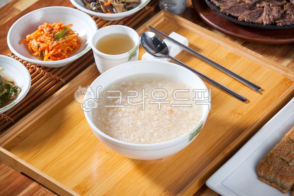 누룽지,누룽밥,누룽지밥,쌀밥,쌀,밥,식사,별미,특식,건강식,수저,수저받침,대나무받침,대나무트레이,쟁반,나무쟁반,식당쟁반,식당,음식,요리,무생채,접시,접시받침,한국전통,전통음식,한국음식,한국요리,민속음식,토속음식,한국민속음식,한국토속음식,그릇