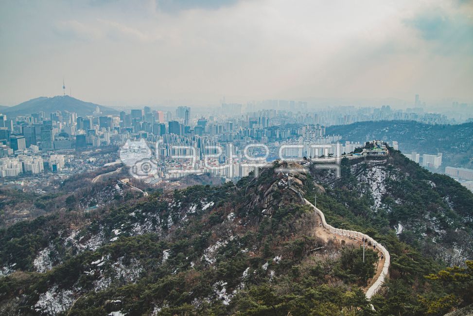 인왕산,인왕산정상,서울전경,서울풍경,서울시풍경,흐린날,미세먼지,서울미세먼지,종로구,서대문구,등산,인왕산등반,등반,산악,산악회,햇살,설산,눈덮인산,종로,mountain,tracking,hiking,climbing,hike,climb,성곽,성곽길,castle,fortress,stronghold,fortresstrail
