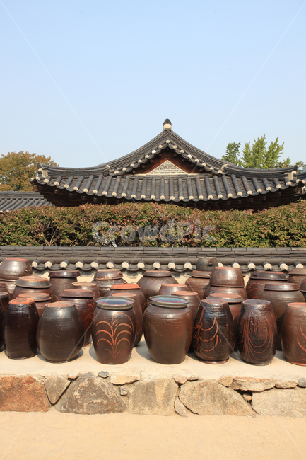한옥,전통가옥,전통,가옥,한국전통,집,기와집,전통집,항아리,장독,장독대,기와,담,담장,돌담,마당,건축,건축물,전통건축,전통건축물,하늘,지붕,나무,풍경,민속,야외,실외,익스테리어,남산골,한옥마을,남산골한옥마을,문화,전통문화,서울,한국,한국전통,한국문화,korean traditional,korean culture,건축물,건물외관,exterior,building,structure,architecture,construction