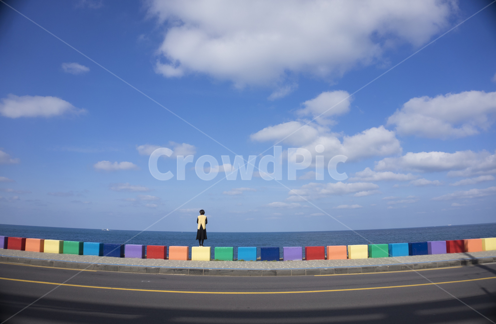 징검다리,가드레일,제주도,바닷가,디딤돌,도로벽,건너다,제주도,jeju,jeju island,사람,인물,인간,human,person,여성,여자,woman,female,lady,tarmac,타맥,asphalt,아스팔트,road,도로,freeway,고속 도로,highway,고속도로