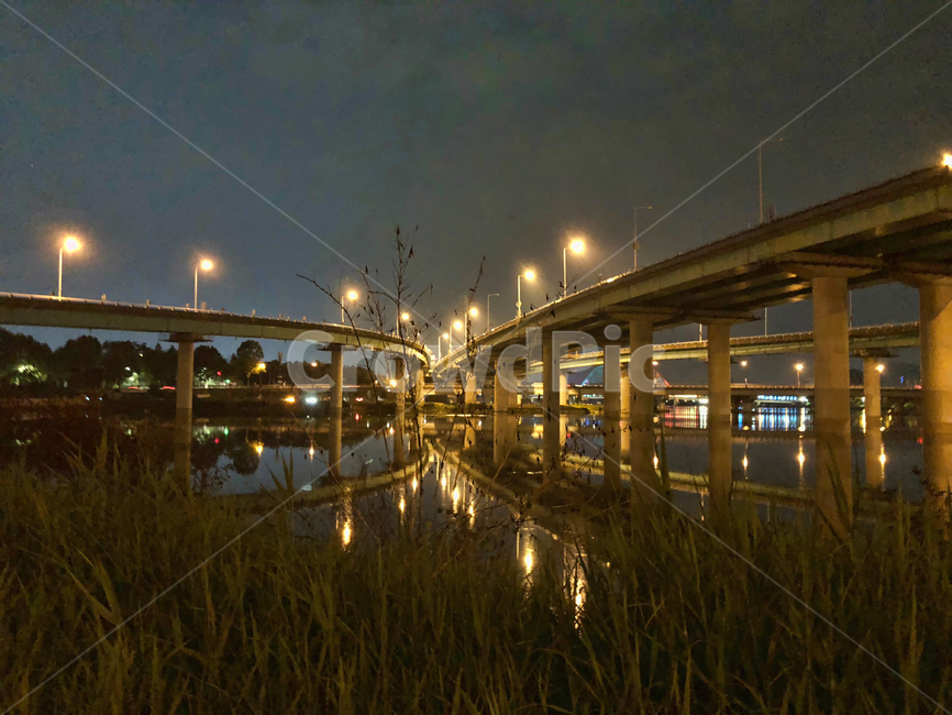 야경,대전,다리,불빛,갑천,반사,거울,야경,밤,풍경,nightscape,night,landscape,건축물,건물외관,exterior,building,structure,architecture,construction,road,도로,freeway,고속 도로,overpass,고가 도로,bridge,건물