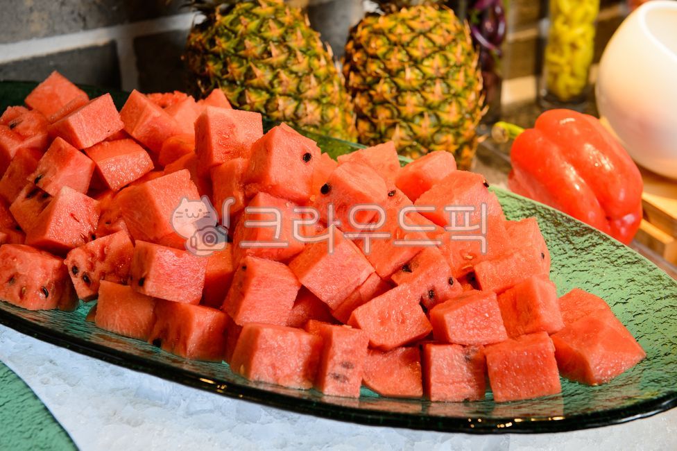 수박,네모난수박,썰어진,과일,달콤한,맛있는,신선한,초록접시,뷔페음식,디저트,뷔페,레스토랑,시원한,건강한