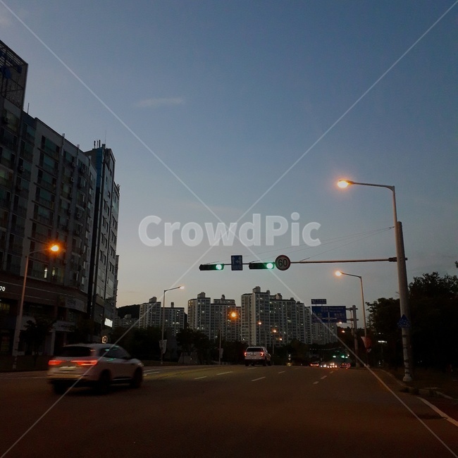 신호등,하늘,도로,저녁,오후,퇴근길,차도,초록불,늦여름