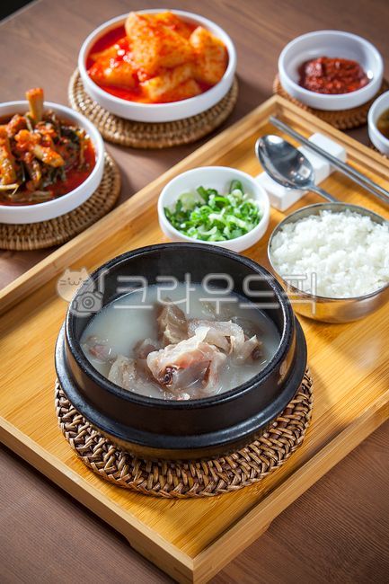 tray,Spoon holder,Radish kimchi,bone broth,Haejangguk,Korean beef gomtang,Korean beef,sauce,air,bowl,rice,food,air rice,meal,Dogani soup,Korean beef meat,Oxtail soup,Crucible meat,cooking,Korean beef broth,support