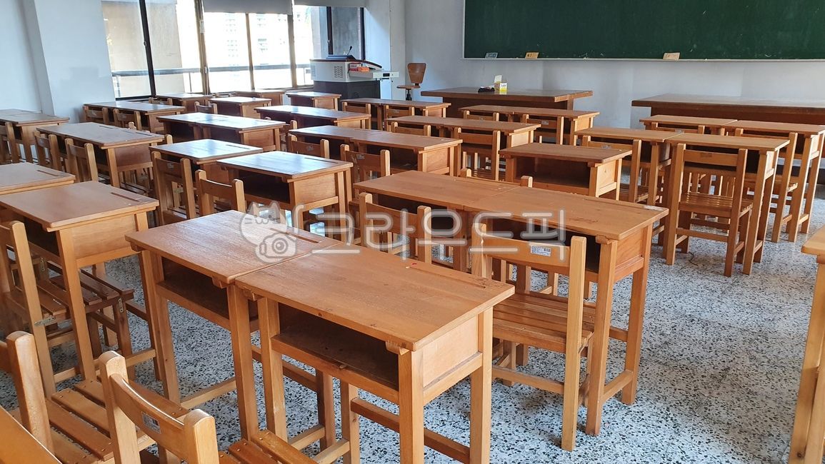 옛날교실,대만교실,나무책상,나무의자,학교교실,대만학교,교실