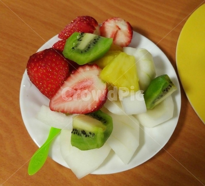 잘린과일들,접시위과일들,디저트,fruits,딸기,키위,참외,간식,strawberry,kiwi,orientalmelon,dessert,sliced,파인애플,pineapple,흰접시,형형색색,다양한색깔,맛있는,신선한,fresh,음식,식재료,요리,food,cook,meal,dishes,food reserves,과일,열매,fruit