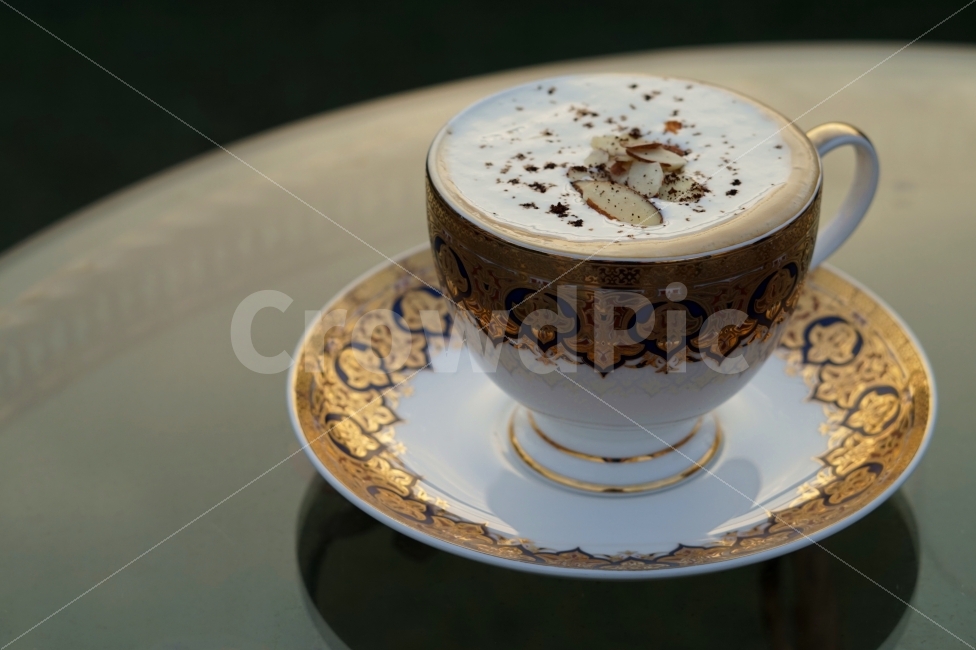 저녁,카페,커피,컵,찻잔,evening,cafe,coffee,cup,tea,비엔나커피,아인슈페너,금,gold,커피,카페,coffee,cafe,감성,sensible,feeling