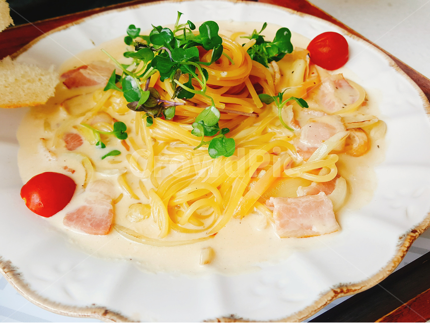 까르보나라,파스타,외식,레스토랑,음식,베이컨,방울토마토,파슬리,흰접시,클로즈업,맛있는,저녁식사,식사,점심식사,음식,식재료,요리,food,cook,meal,dishes,food reserves,양식,서양음식,서양요리,western food,western dishes,western meal,western cook