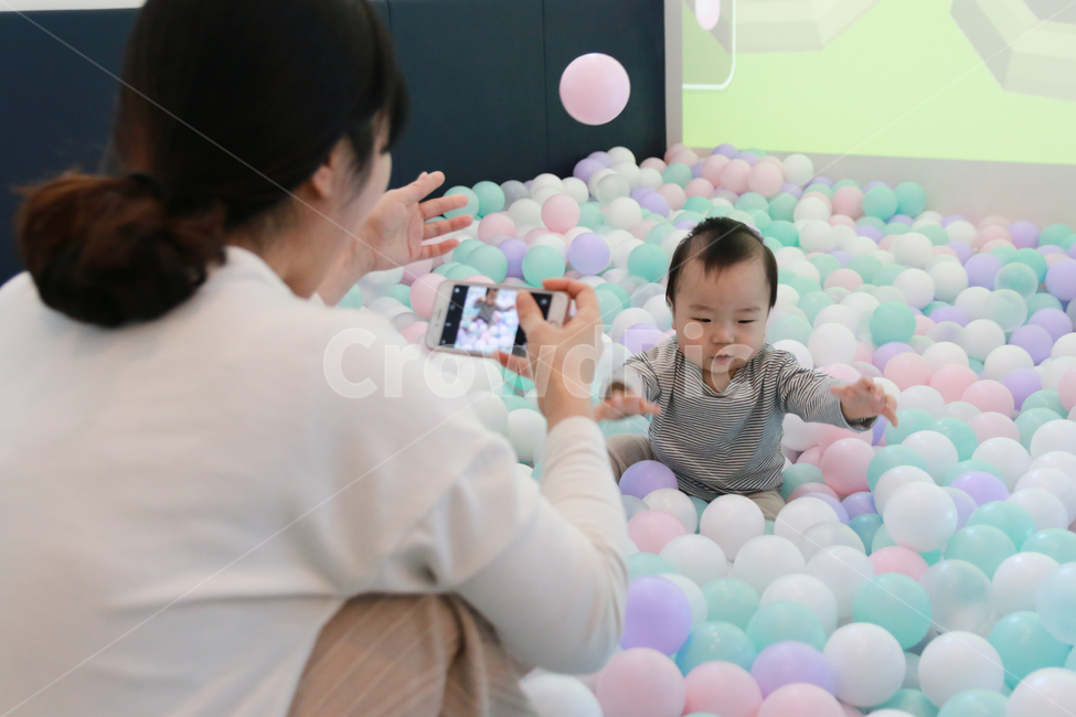 볼풀,아기,엄마,사진,가족,인물,모델,생활,일상,라이프스타일,놀이,남자아이,애기,형형색색,컬러풀,고무공,공,색색의,볼풀공,플라스틱,플라스틱공,놀이기구,볼풀수영장,색깔,색상,재미있는,어린,즐거운,신나는,육아,한명,녹색,보라,볼풀장,장난감,키즈카페,베이비카페,연보라색,흰색,분홍색,파스텔톤,남자아기,한살,1살,작은,사랑스러운,귀여운,사람,인물,인간,human,person,가족,패밀리,family,영유아,아기,애기,아이,infants,baby