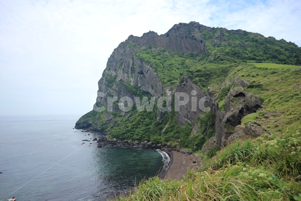 제주도,성산일출봉,제주,성산,자연,대자연,세계문화유산,한국,경관,풍경,경치,산,섬,바다,하늘,돌,한국자연풍경,한국자연경관,해변,jeju,jejudo,korean,island,jejuisland,sea,sky,nature,stone,mountain,seongsan,korea,green,자연,풍경,nature,landscape,한국자연풍경,한국자연경관,korea nature landscape,제주도,jeju,jeju island,promontory,곶,outdoors,옥외,cliff,낭떠러지,land,땅,shoreline,해안선,water,물