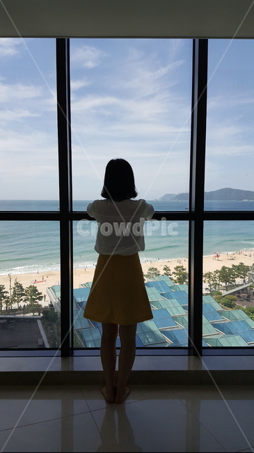 회상,추억,해수욕장,해변,풍경,여자,바다,젊은,베란다,발코니,기억,수평선,하늘,바라보다,구름,젊음