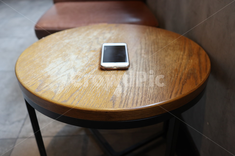 식탁,핸드폰,의자,테이블,인테리어,나무,나무식탁,나무무늬,소파,아이폰,cellphone,chair,table,interior,wood,woodendiningtable,woodenpattern,sofa,iphone