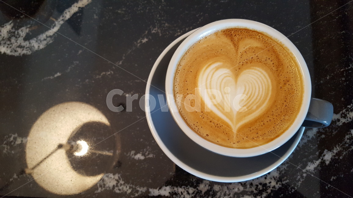 커피,coffee,카페라떼,라떼아트,조명,cafelatte,따뜻한,사랑표,하트,포근한,원두,반영,예쁜,커피,카페,coffee,cafe