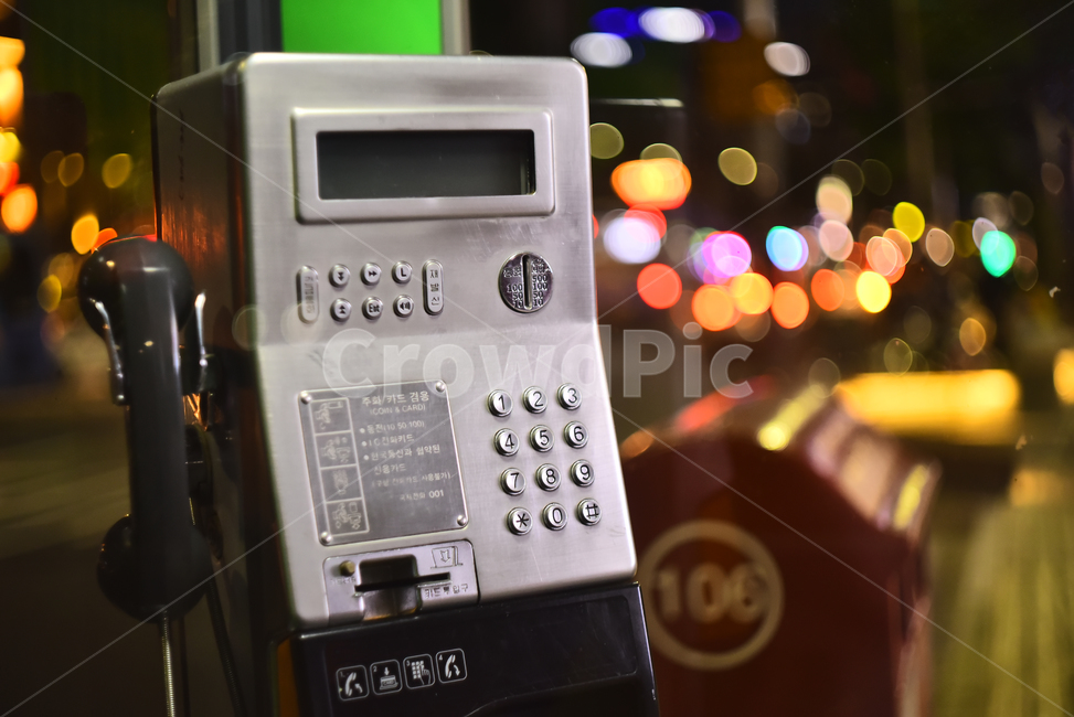 야간풍경,전화가,공중전화,보케,빛망울,배경,바탕,백그라운드,연락,버튼,숫자,금속,야경,nightview,nightscene,nightscape,통화,대화,안부